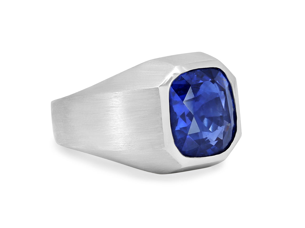 Sapphire, 16.10 Carats, cocktail Ring in Platinum