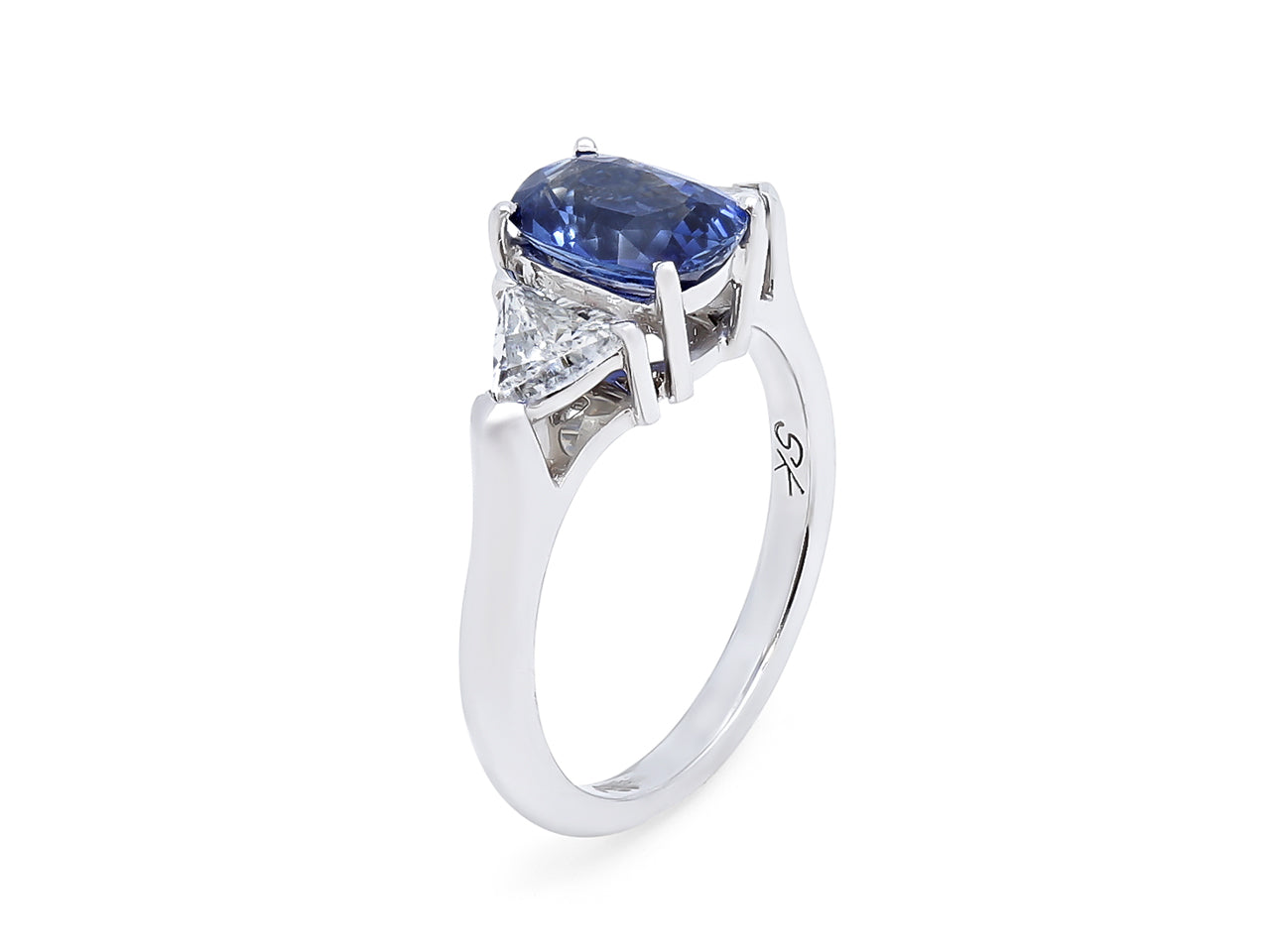 Oval Sapphire, 1.70 carats, Ring in Platinum